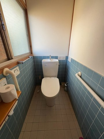 「木のぬくもりを感じる和の家」高知市新屋敷2丁目 2階建 ４DKのトイレ|手すり付きで清潔感のあるトイレ☆