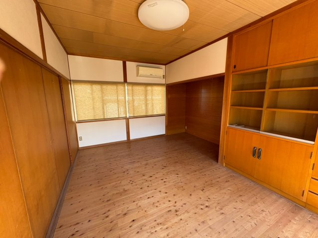 「木のぬくもりを感じる和の家」高知市新屋敷2丁目 2階建 ４DKの洋室|2階の洋室は大工さんこだわりの造作収納つき☆