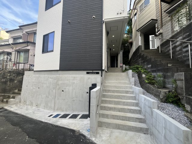BASE三ツ沢下町のエントランス