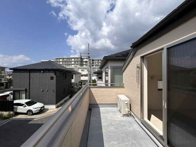 豊中市上野西３丁目 戸建てのバルコニー|南西向きのバルコニー