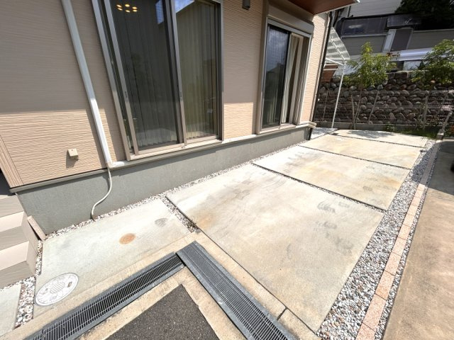 豊中市上野西３丁目 戸建ての駐車場|平坦な駐車場には２台駐車可能（車種によります）