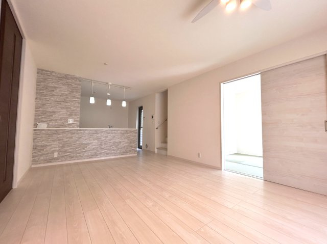 豊中市上野西３丁目 戸建ての居間・リビング|LDKは広々約18.0帖