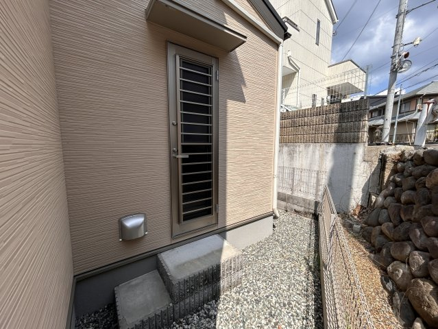 豊中市上野西３丁目 戸建ての庭|勝手口の先には便利なスペース