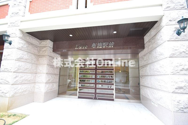 Luxe布施駅前のエントランス