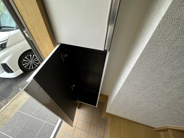 Patio芝下の玄関