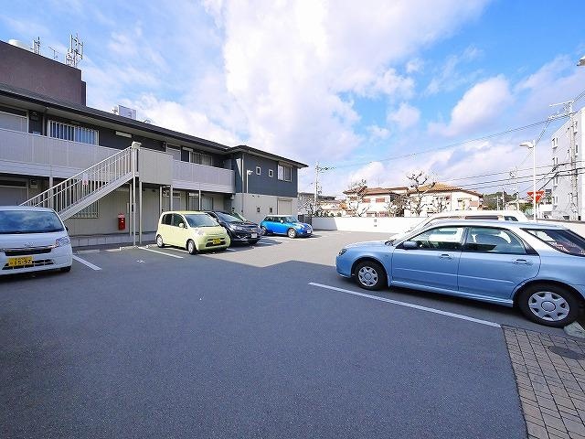 プラウディア富雄の駐車場