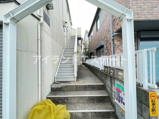 ドマーニ東が丘　角部屋　バストイレ別　1フロア2住戸のエントランス