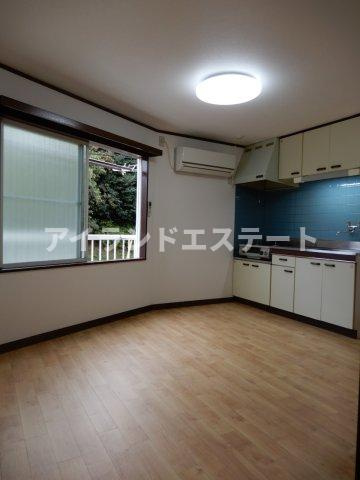 ドマーニ東が丘　角部屋　バストイレ別　1フロア2住戸の居間・リビング