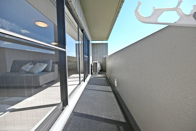 モンテベルデ甲陽園のバルコニー|広々としたバルコニーです。さらに反対側にもバルコニーを備えた両面バルコニー仕様で、開放感と風通しの良さが魅力です。