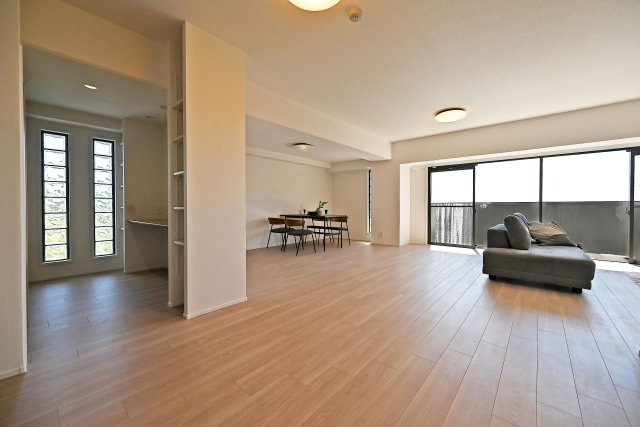 モンテベルデ甲陽園の居間・リビング|キッチン横には、たっぷりの広さを確保した収納スペースを設置。食品や日用品のストックもすっきり整理でき、使い勝手の良い空間です。