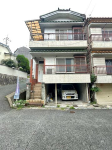枚方市須山町の外観|シャッター付き車庫で大切なお車も安心です！
