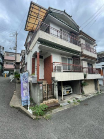枚方市須山町の前面道路含む現地写真|角地で窓が多いので風通しの良いお家です！
