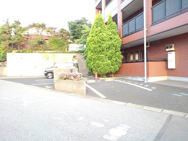サンモール津田沼の駐車場