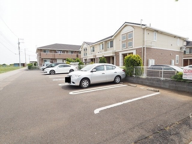 プラウド幕張本郷Ⅲの駐車場