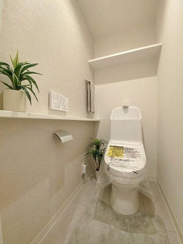 行徳ニューグランドハイツＣ棟のトイレ|新規交換済みの温水洗浄機能付きトイレです。清潔感のあるスタイリッシュな空間で、毎日気持ちよくお使いいただけます。お手入れのしやすさも魅力的で快適な生活空間を実現します。
