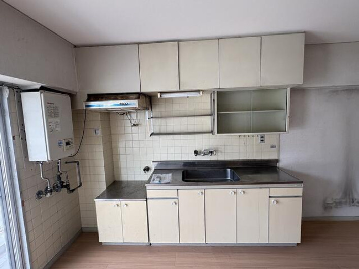 「バルコニーからの眺望が魅力」高知市南ノ丸町　ASハイライン6階　中古マンションのキッチン|スペースを活かせる壁付けタイプのキッチン♪窓からの光で明るい空間です◎
