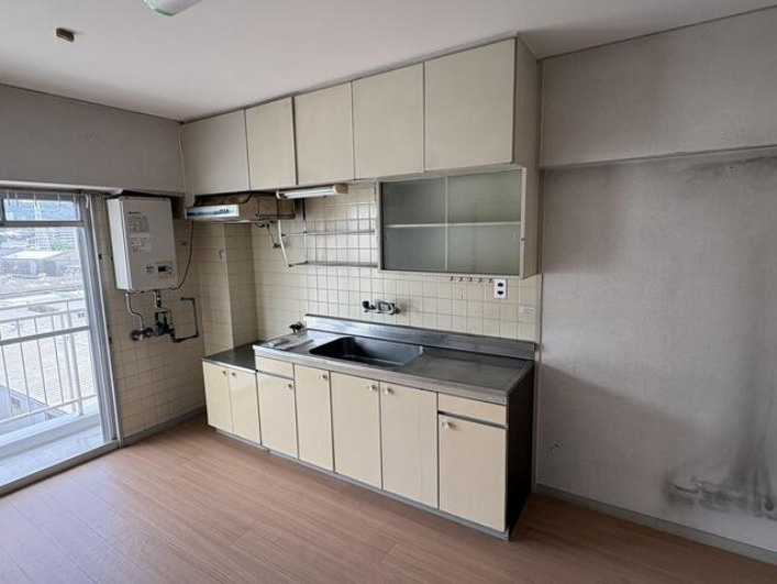 「バルコニーからの眺望が魅力」高知市南ノ丸町　ASハイライン6階　中古マンションのキッチン|ダイニングキッチンは6.5帖あり、食事を楽しむ空間として十分な広さがあります◎