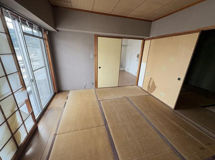 「バルコニーからの眺望が魅力」高知市南ノ丸町　ASハイライン6階　中古マンションの和室|個室は和室（6帖・4.5帖）と洋室（5帖）があります☆