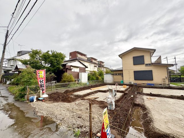 《仲介手数料半額》所沢くすのき台　全3棟　A号棟の前面道路含む現地写真