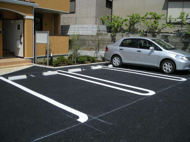 フルールⅡの駐車場