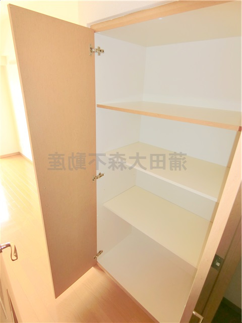 プレサーブ・Kの設備|洋室　棚収納