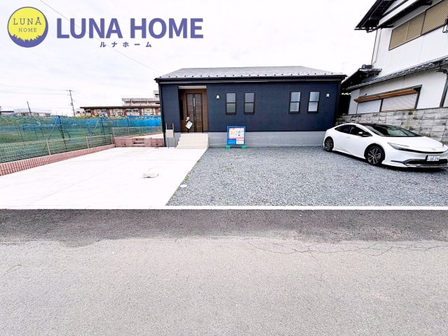 石岡市府中2期　新築戸建　平屋の駐車場