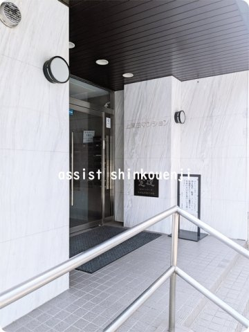 上高田マンションのエントランス