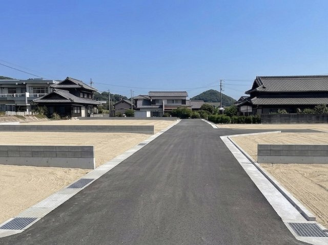 高松市鬼無町佐料の新築一戸建の前面道路含む現地写真|前面道路含む現地写真です