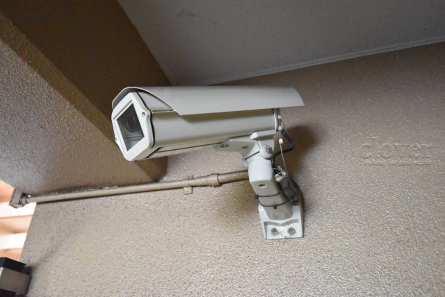 【防犯設備】 | ファミネス大森 | 建物や敷地の隅々に目を光らせる防犯カメラが設置されています。現地を見学される際には、カメラの存在やその台数にも意識を払ってみてください。～即日のご見学可能～　お問合せはお気軽にどうぞ。