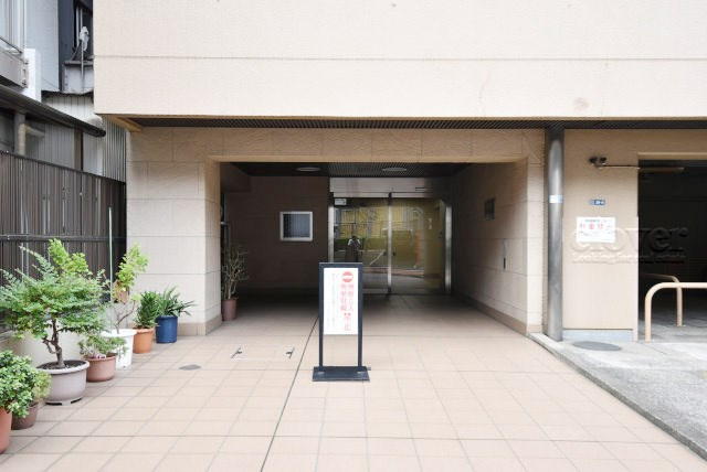 【エントランス】 | ファミネス大森 | マンションの正面エントランス。出入りする人間を癒してくれるマンション入り口であり、その建物の「顔」でもあります。～即日のご見学可能～　お問合せはお気軽にどうぞ。