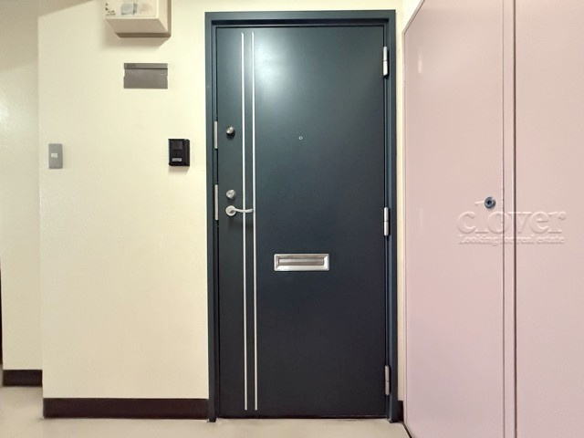【その他共用部分】 | ファミネス大森 | 皆様をお迎えする、お部屋の玄関ドア。開けやすさや開放角度、ドアノブの操作しやすさや鍵の形状などを、現地で一度ご確認ください。～即日のご見学可能～　お問合せはお気軽にどうぞ。