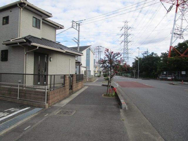桶川市坂田西　中古戸建の前面道路含む現地写真