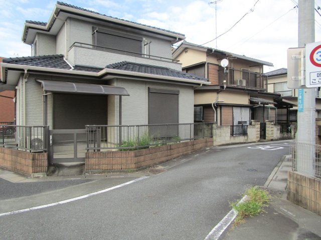 桶川市坂田西　中古戸建の前面道路含む現地写真