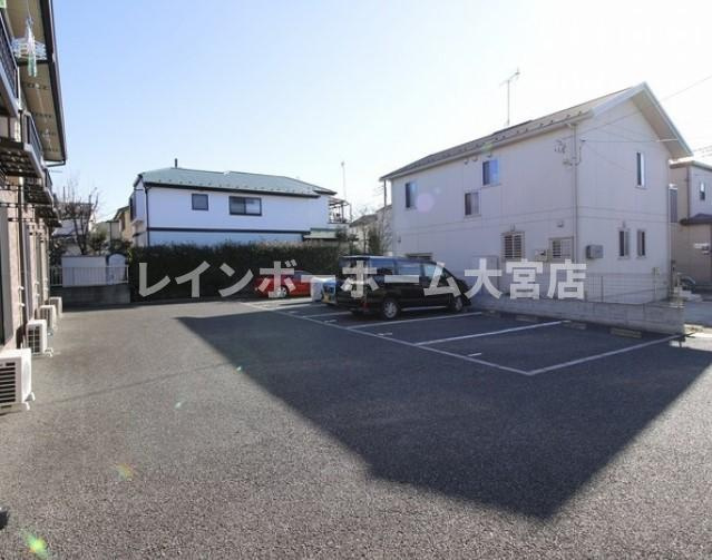 アムール AKの駐車場