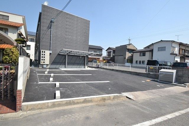 ノアールの駐車場