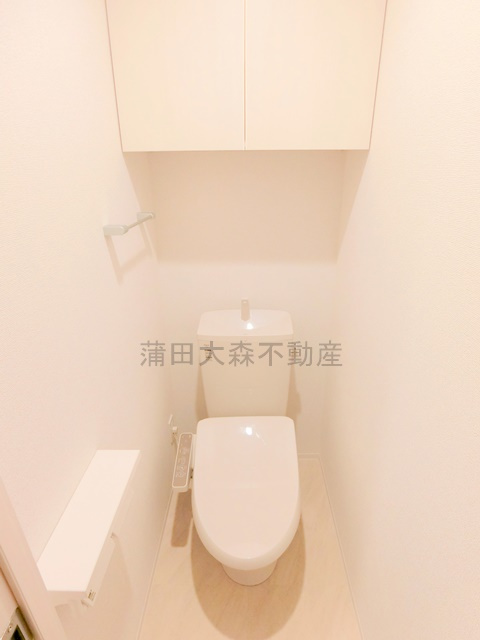 ディアレイシャス平和島のトイレ|吊戸棚と温水洗浄便座付きのトイレ