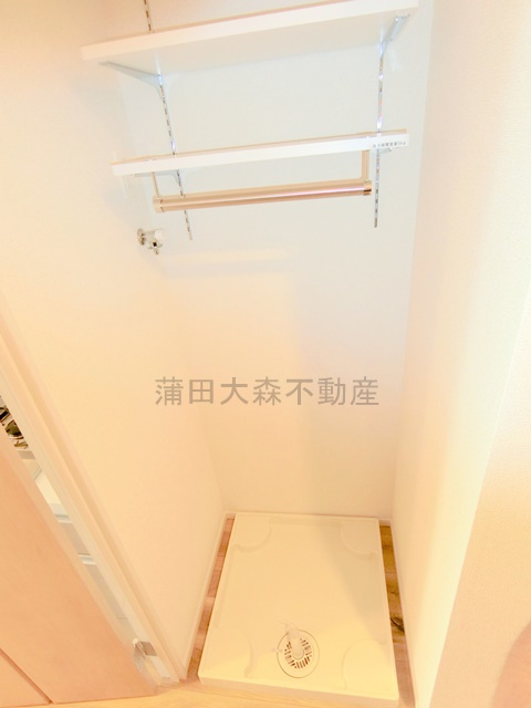ディアレイシャス平和島の設備|棚付きの洗濯機置き場