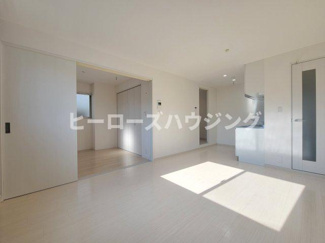 【居間・リビング】 | マノワール豊中玉井町 | ※同タイプの写真となり、実際のお部屋とは異なる場合があります