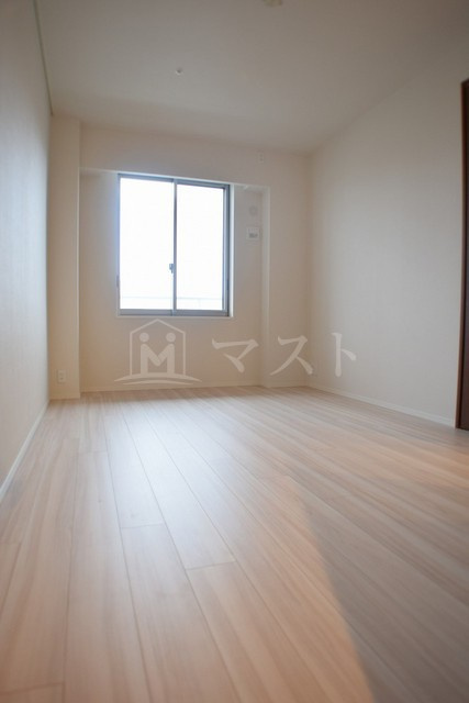 大阪ひびきの街　ザ・サンクタスタワーの居間・リビング|同マンションの別室の写真になります。