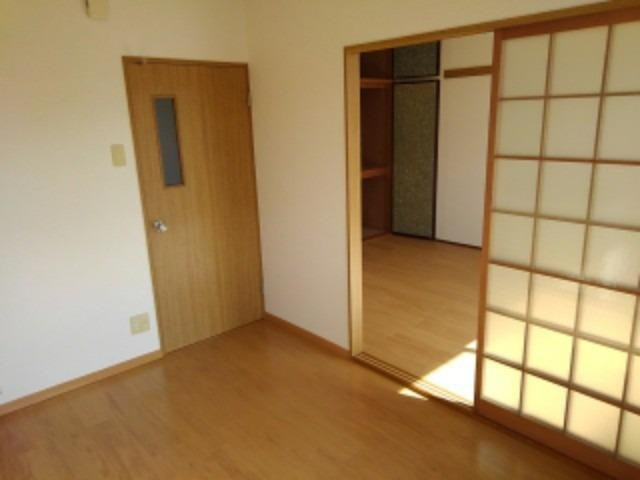 シャレール花見の居間・リビング|内装は落ち着いています