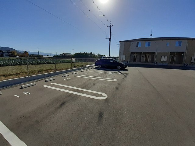プラージュ　Ｂの駐車場|カースペースがあります