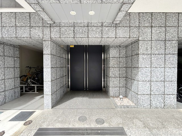 【エントランス】 | パティーナ新板橋 | オートロックを備えた、マンションのエントランス。やはりセキュリティの観点は欠かすことができません。皆様を“安全”に送り出し、出迎えてくれます。～即日のご見学可能～　お問合せはお気軽にどうぞ。