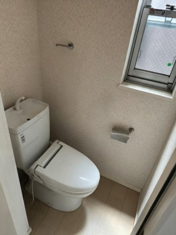 荒川区東尾久1丁目　中古戸建のトイレ|現地写真

現地ご見学希望・資料請求などお気軽にお問い合わせ下さい！
03-5990-5201