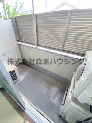 【バルコニー】 | 　カルチェ・ダムールC棟 | 外からの目が気にならないバルコニーで洗濯物が干せます