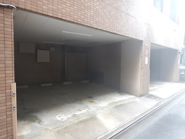 朝日サテライト上野の駐車場