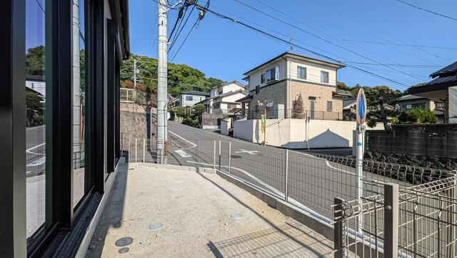 太宰府市水城４丁目の新築一戸建の前面道路含む現地写真