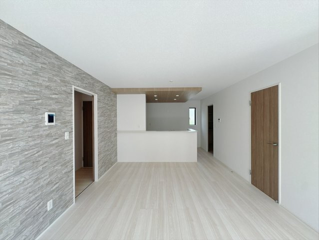 【新築戸建】太田市亀岡町3期の居間・リビング|■リビング｜家族が揃う団らんのひと時は楽しく、そしてゆったりと。各々が空間を共有しながら、思い思いの時間も気兼ねなく過ごせます♪