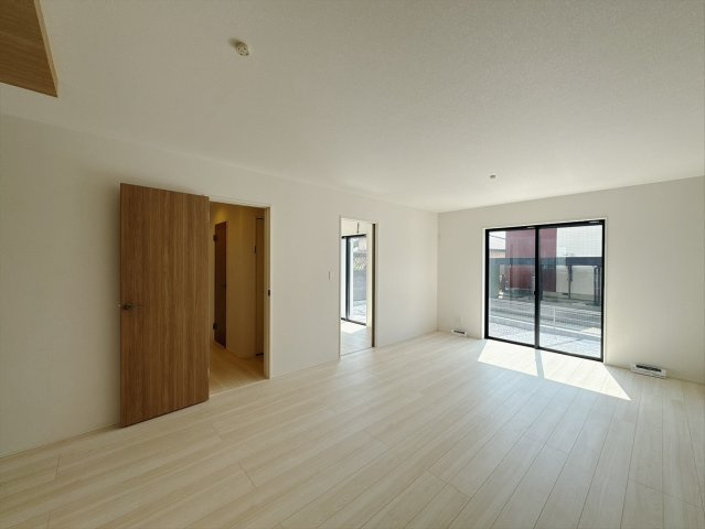 【新築戸建】太田市亀岡町3期の居間・リビング|■リビング｜落ち着きのある表情を見せるリビングダイニング。太陽の光がたっぷり差し込むリビングは、自然とご家族が集まる居心地の良い空間です♪