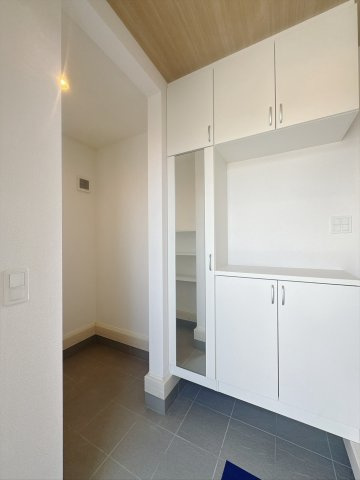 【新築戸建】太田市亀岡町3期の玄関|■玄関｜玄関には全身をチェックすることができる姿鏡が標準で設置されています。出勤や登校前の身支度チェックも習慣になりそうです♪