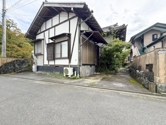 青梅市柚木町　古民家風の平屋　多摩川まで徒歩１分！の前面道路含む現地写真